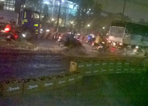 Bình Dương: Dân dùng thùng bia làm đê chống lũ