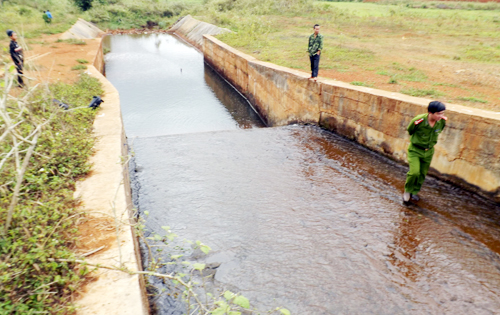  Bốn học sinh chết đuối tại máng nước đập tràn