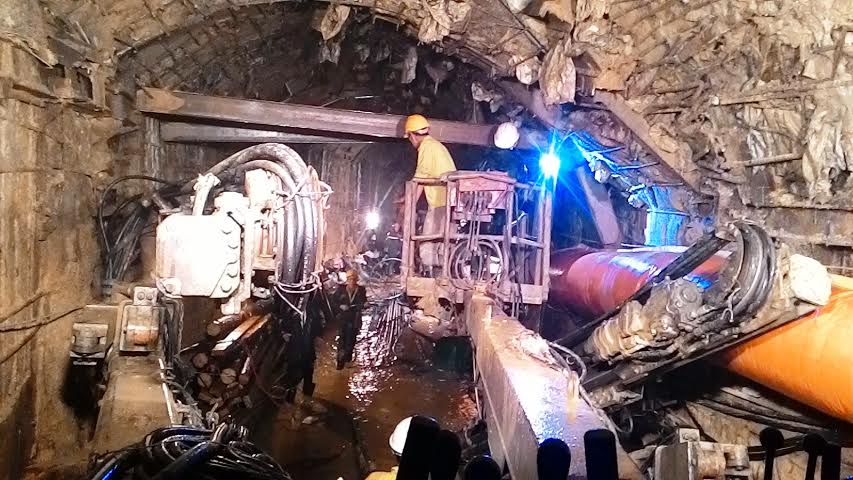 Nỗ lực duy trì sự sống cho 12 nạn nhân