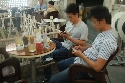 Bên nhau mà vẫn một mình