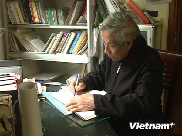 Trao thư khen của Chủ tịch nước cho nh&agrave; gi&aacute;o Nguyễn Tr&agrave;