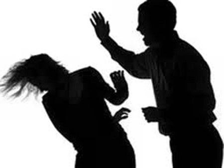 Ghen vợ, ch&eacute;m nhầm... h&agrave;ng x&oacute;m