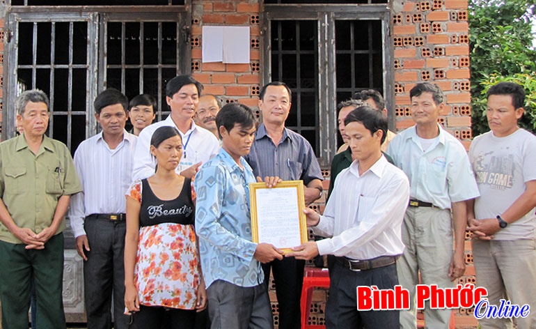 39 hộ nghèo được tặng nhà đại đoàn kết