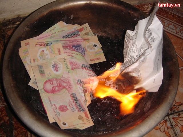 Đốt tiền sẽ bị phạt đến 15 triệu đồng