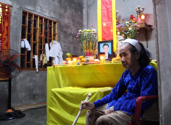 Mẹ gi&agrave; đau đớn nh&igrave;n hai con giết nhau v&agrave;o ng&agrave;y giỗ anh