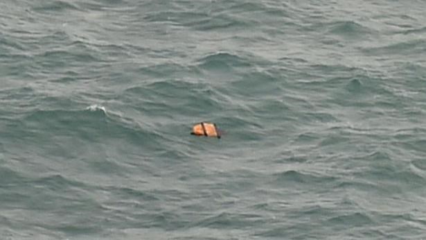 Tìm thấy mảnh vỡ nghi của máy bay AirAsia bị mất tích