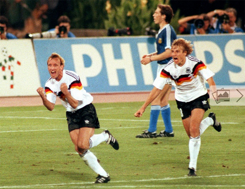 Nhà vô địch World Cup có thể phải đi cọ nhà vệ sinh vì nợ nần