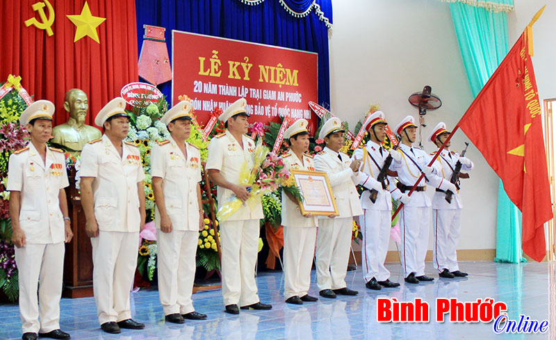 Trại giam An Phước đ&oacute;n nhận Hu&acirc;n chương Bảo vệ Tổ quốc hạng Nh&igrave;