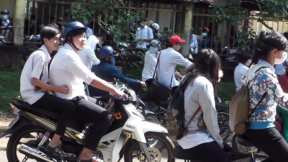 [Video] Học sinh đi xe máy phân khối lớn đến trường - bài toán khó!