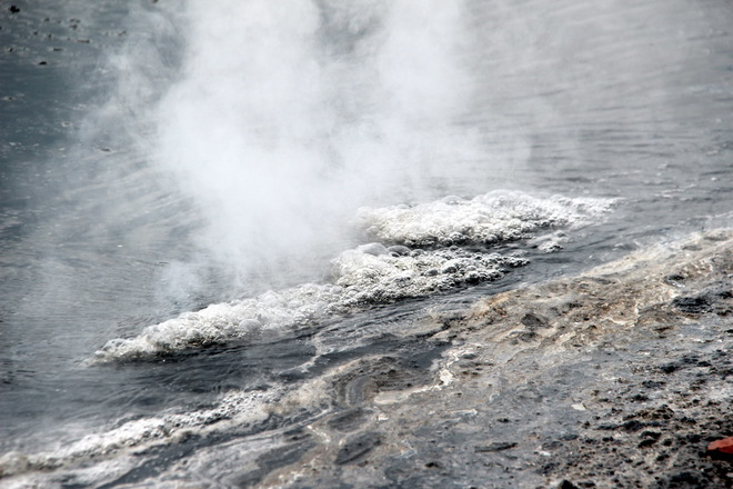Hàng nghìn lít axit bốc khói ngùn ngụt trên đường