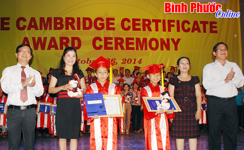 320 học viên nhận chứng chỉ Cambridge