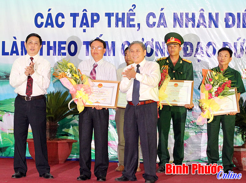 Ban Tuy&ecirc;n gi&aacute;o tỉnh ủy đ&oacute;n nhận Hu&acirc;n chương Lao động hạng Nh&igrave;