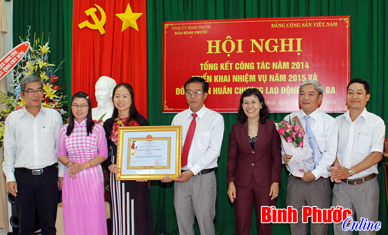 B&aacute;o B&igrave;nh Phước đ&oacute;n nhận Hu&acirc;n chương Lao động hạng Ba