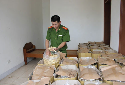 Ph&aacute;t hiện hơn 1,2 tấn bim bim kh&ocirc;ng r&otilde; nguồn gốc