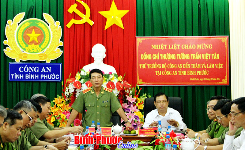 Thứ trưởng Bộ C&ocirc;ng an Trần Việt T&acirc;n l&agrave;m việc tại B&igrave;nh Phước