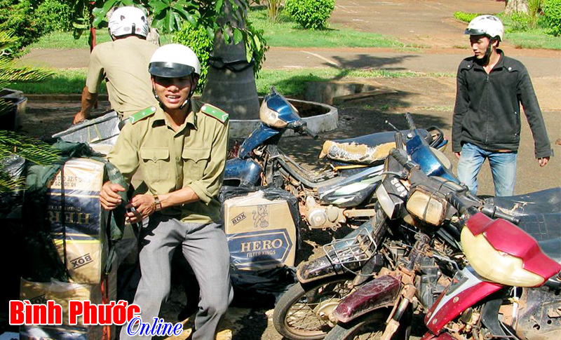 Bộ đội bi&ecirc;n ph&ograve;ng v&agrave; người d&acirc;n Lộc H&ograve;a phối hợp bảo vệ bi&ecirc;n giới