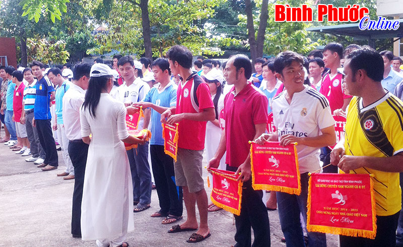 Trên 300 VĐV tham gia giải bóng chuyền ngành giáo dục - đào tạo