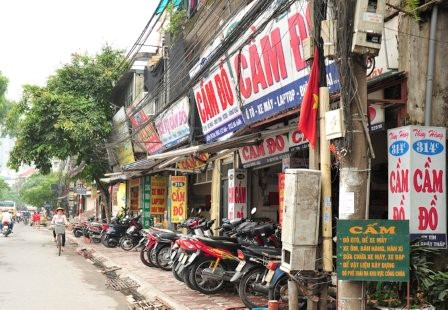 Cầm xe &ocirc;t&ocirc; của chủ