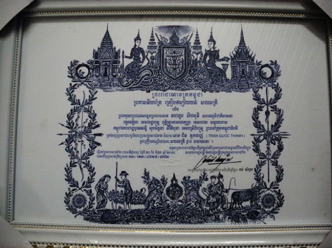 Hai cha con người Việt sửa xe bọc thép Campuchia