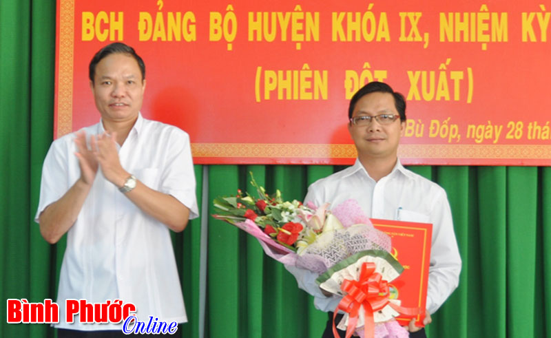 Trao quyết định điều động, lu&acirc;n chuyển c&aacute;n bộ tại Huyện ủy B&ugrave; Đốp v&agrave; Lộc Ninh