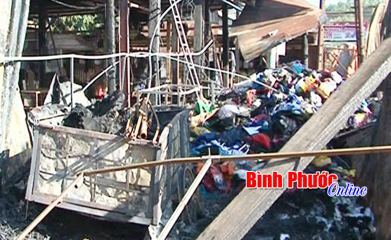 Cháy nhà máy nước đá và sạp vải