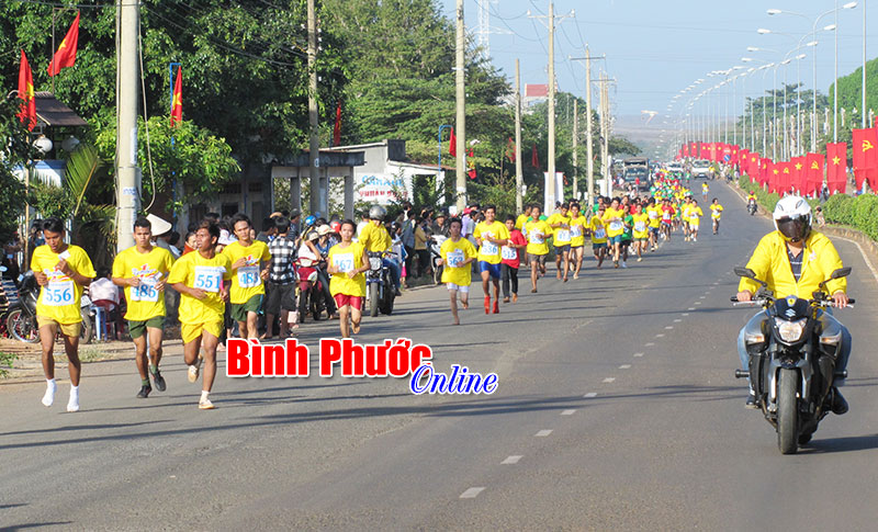 Giải vô địch Việt dã leo núi “Chinh phục đỉnh cao Bà Rá” năm 2015: Thu hút gần 1.000 vận động viên tham gia