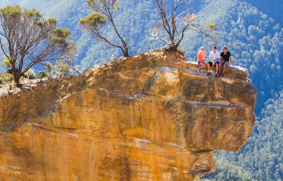 Đo gan trước những mỏm đá chênh vênh nhất thế giới