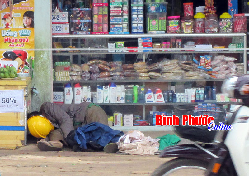 Người đàn ông lang thang nằm chết trước cửa hàng tạp hóa