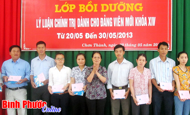 Chơn Thành kết nạp đảng 201 đoàn viên ưu tú