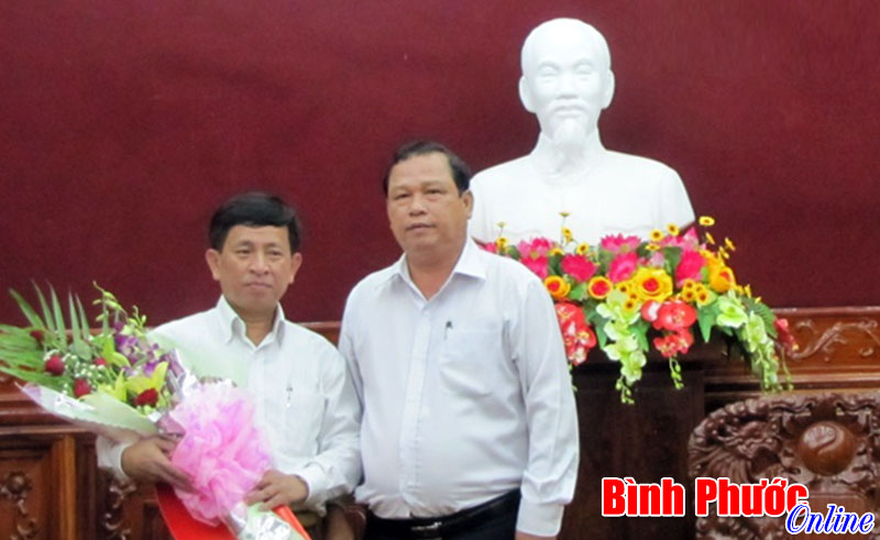 Chủ tịch UBND tỉnh trao quyết định bổ nhiệm, bổ nhiệm lại 4 c&aacute;n bộ