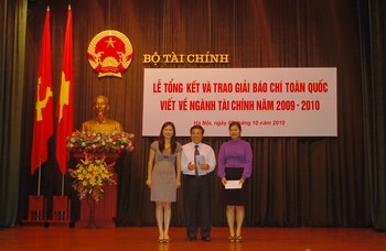 Hai cuộc thi b&aacute;o ch&iacute; viết về ng&agrave;nh t&agrave;i ch&iacute;nh