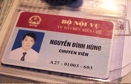 Chuy&ecirc;n vi&ecirc;n r&uacute;t thẻ "dọa" CSGT bị phạt 12,5 triệu
