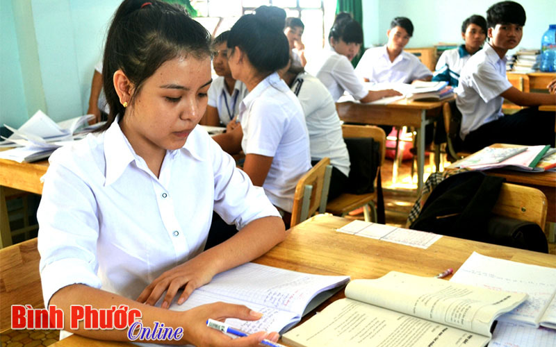 Cô bé Mơnông vượt khó học giỏi