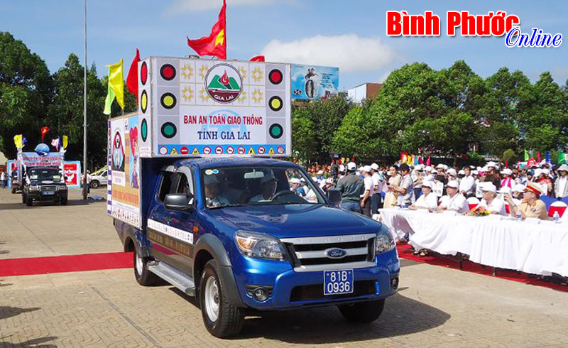 Ra qu&acirc;n diễu h&agrave;nh tuy&ecirc;n truyền an to&agrave;n giao th&ocirc;ng khu vực T&acirc;y nguy&ecirc;n v&agrave; c&aacute;c tỉnh l&acirc;n cận