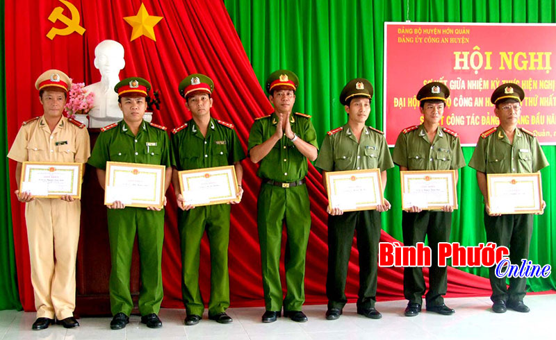 C&ocirc;ng an huyện Hớn Quản l&agrave;m theo lời B&aacute;c