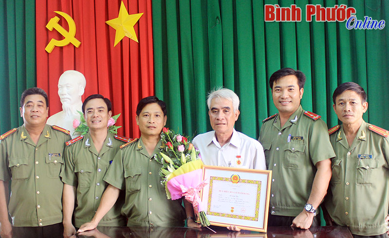 C&ocirc;ng an tỉnh: Trao Huy hiệu 40 năm tuổi đảng