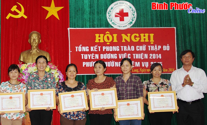 110 c&aacute; nh&acirc;n, tập thể được tuy&ecirc;n dương trong c&ocirc;ng t&aacute;c chữ thập đỏ