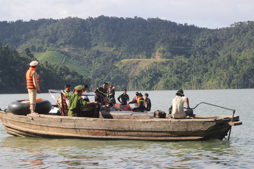 Chìm xuồng trên hồ thủy điện Đồng Nai 4: Tìm thấy thi thể đầu tiên