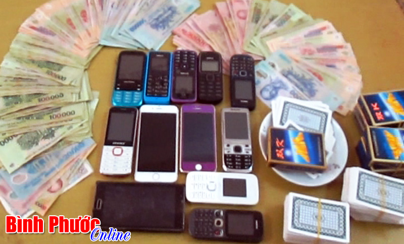 Khởi tố 11 &ldquo;qu&yacute; b&agrave;, qu&yacute; c&ocirc;&rdquo; tham gia s&ograve;ng bạc 63 triệu đồng