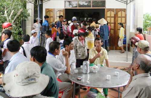 Vợ chồng bị điện giật chết thảm, bỏ lại 2 con nhỏ