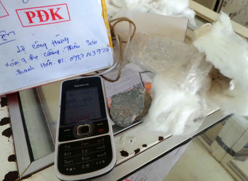 Gửi iPhone 5 qua bưu điện, nhận được Nokia và 2 cục đá?