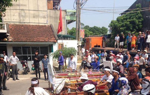 Nghi can chết trong phòng giam, người nhà mang quan tài diễu phố