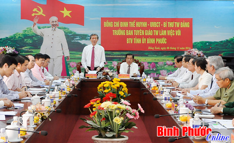 Đo&agrave;n c&ocirc;ng t&aacute;c của Tiểu ban Văn kiện Đại hội XII của Đảng l&agrave;m việc với Ban Thường vụ tỉnh ủy B&igrave;nh Phước