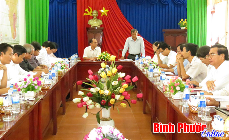 Đo&agrave;n gi&aacute;m s&aacute;t HĐND tỉnh l&agrave;m việc với thị x&atilde; B&igrave;nh Long