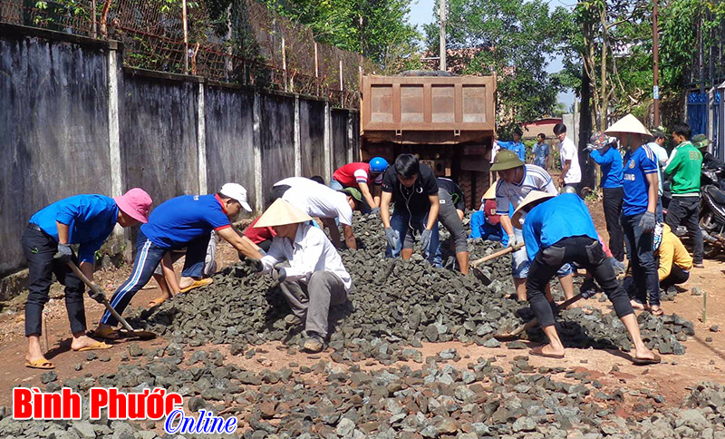 Đồng Xoài: Thanh niên làm đường nông thôn