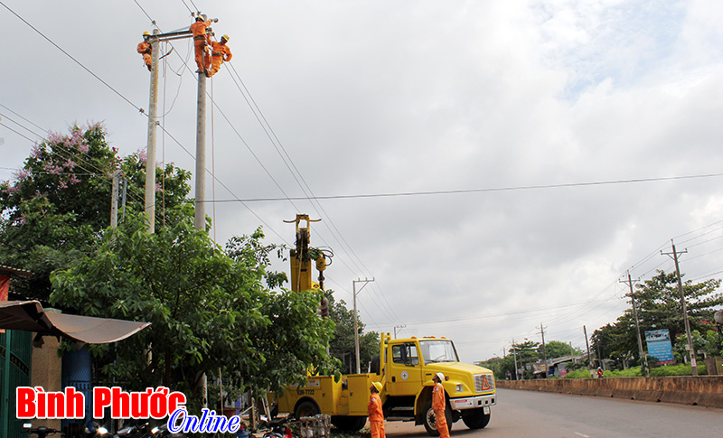 Đồng Xoài xử lý dứt điểm các công trình, bảng hiệu vi phạm an toàn lưới điện