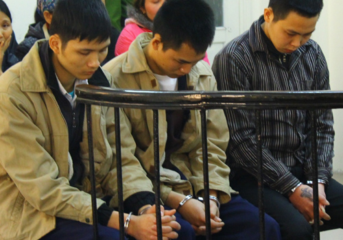 Đốt 5 cửa h&agrave;ng v&igrave; kh&ocirc;ng đổi được cuộn len