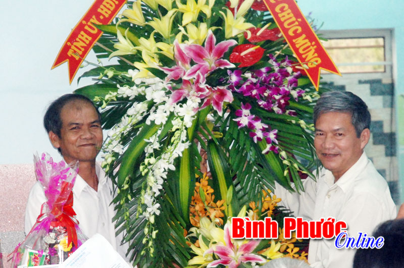 Chủ tịch Ủy ban MTTQ tỉnh thăm, tặng qu&agrave; Ban đại diện Hội th&aacute;nh Tin l&agrave;nh B&ugrave; Đăng