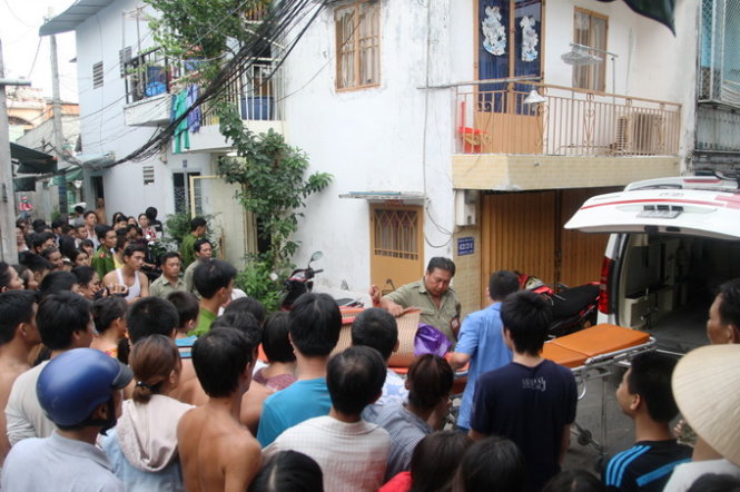 Một phụ nữ bị cắt cổ v&agrave; tay