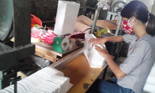 Kinh hoàng giấy chùi miệng